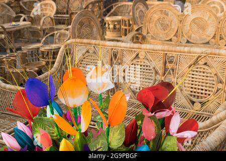 KALKUTTA, WESTBENGALEN, INDIEN - 23. NOVEMBER 2014: Tulip Blumen Knospen und Cane Möbel, Kunsthandwerk auf der Ausstellung in Handwerk Messe in Ko Stockfoto