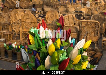 KALKUTTA, WESTBENGALEN, INDIEN - 23. NOVEMBER 2014: Tulip Blumen Knospen und Cane Möbel, Kunsthandwerk auf der Ausstellung in Handwerk Messe in Ko Stockfoto