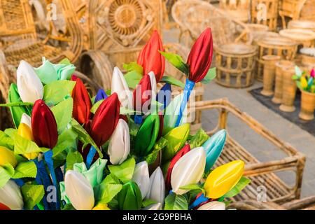 KOLKATA, WESTBENGALEN, INDIEN - 23. NOVEMBER 2014 : Tulip Blumen Knospen und Cane Möbel, Kunsthandwerk auf der Ausstellung in Handwerk Messe in Kol Stockfoto