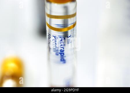 Actrapid humane Insulin rDNA Penfill 100 IU-Lösung zur subkutanen oder intravenösen Injektion in Kartusche, die bei Diabetikern bei IDDM-Patienten verwendet wird Stockfoto
