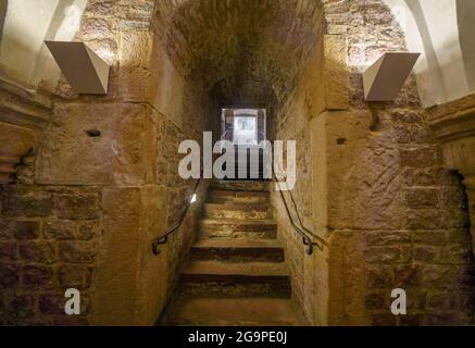 Speyer, Deutschland. Juli 2021. Blick in das Gebäude der Mikwa, das 1120 im romanischen Baustil erbaut wurde. Das jüdische Ritualbad mit einem Tauchbecken etwa zehn Meter unter dem heutigen Straßenlevel in seinem monumentalen Baustil gilt als die älteste bekannte Mikwa dieser Art. Die UNESCO hat erstmals jüdische Kulturgüter in Deutschland zum Weltkulturerbe erklärt, mit der begehrten Auszeichnung an die sogenannten Shum-Stätten Mainz, Worms und Speyer als Wiege des europäischen Judentums. Kredit: Frank Rumpenhorst/dpa/Alamy Live Nachrichten Stockfoto
