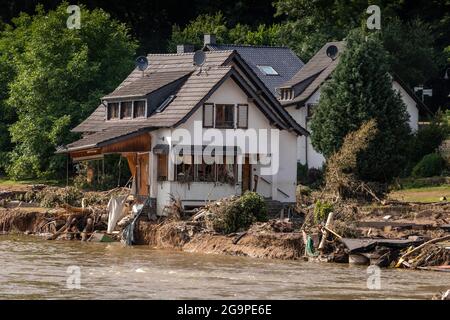 Flutkatastrophe auf der Ahr, wie hier in Insul in Rheinland-Pfalz in Deutschland zu sehen. Die Stadt und das gesamte Ahrtal wurden sehr stark beschädigt. Freiwillige und Hilfsorganisationen sind seit Tagen mit der Aufräumarbeit beschäftigt, die über Monate und Jahre andauern wird. Stockfoto