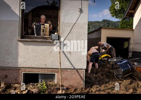 Flutkatastrophe auf der Ahr, wie hier in Insul in Rheinland-Pfalz in Deutschland zu sehen. Die Stadt und das gesamte Ahrtal wurden sehr stark beschädigt. Freiwillige und Hilfsorganisationen sind seit Tagen mit der Aufräumarbeit beschäftigt, die über Monate und Jahre andauern wird. Stockfoto