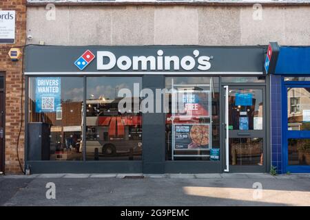 Ein Blick auf die Vorderseite des Domino's Pizza Stores in der School Road in Tilehurst, Reading, Großbritannien. Stockfoto