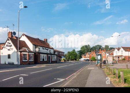 Ein Blick entlang der School Road in Tilehurst, Reading, Großbritannien mit dem Pub Plough auf der Straßenseite. Stockfoto