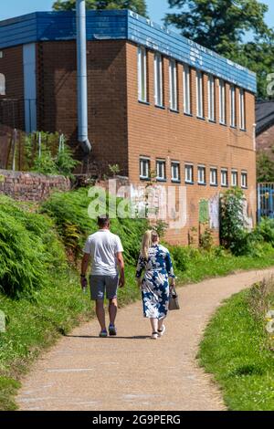 Paar zu Fuß entlang der Schlepppfade des bridgewater Kanals zum Verkauf Greater manchester uk. Spaziergang entlang der Kanal Schlepppfade zusammen an einem Sommertag, Stockfoto