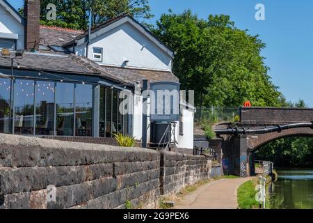 Die Brücke öffentliches Haus Taverne oder Gasthaus auf dem bridgewater Kanal in Verkauf Greater manchester uk. Bridge Taverne öffentliches Haus, Verkauf, Greater manchester, uk Stockfoto