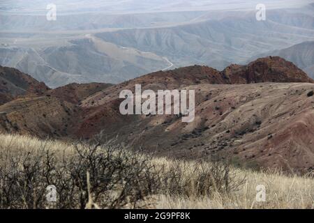 YERANOS, ARMENIEN - Mar 21, 2021: Eine frühe Frühlingslandschaft in den Bergen von Yeranos, Armenien. Stockfoto