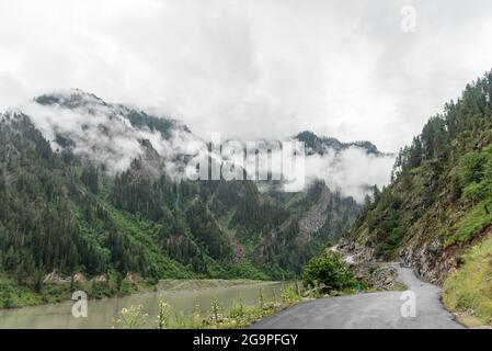 Allgemeine Ansicht der wolkenbedeckten Berge in Dawar. Gurez liegt entlang der LOC (Line of Control) im nördlichen Teil Kaschmirs. Das Gurez-Tal war der Schlüssel zur Seidenstraße von Europa nach Kashgar in China und Heimat des shinasprachigen Dard-Stammes, aber es war erst 2007 für die Welt geöffnet. Vor 2007 war Gurez nur während der Kolonialzeit geöffnet, als Reisende das Tal erkunden kamen. Die Kontrolllinie schneidet nun durch das idyllische Tal und trennt die Dards von ihren indo-arischen Brüdern in Gilgit, Chilas und Astore, die in Pakistan liegen. (Foto von Idrees Abbas/SOPA Images/Sipa USA) Stockfoto