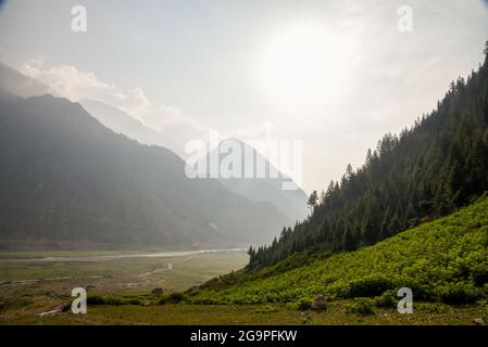 Allgemeiner Blick auf Berge inmitten von Wolken während eines Morgens in Dawar. Gurez liegt entlang der LOC (Line of Control) im nördlichen Teil Kaschmirs. Das Gurez-Tal war der Schlüssel zur Seidenstraße von Europa nach Kashgar in China und Heimat des shinasprachigen Dard-Stammes, aber es war erst 2007 für die Welt geöffnet. Vor 2007 war Gurez nur während der Kolonialzeit geöffnet, als Reisende das Tal erkunden kamen. Die Kontrolllinie schneidet nun durch das idyllische Tal und trennt die Dards von ihren indo-arischen Brüdern in Gilgit, Chilas und Astore, die in Pakistan liegen. (Foto von Idrees Abbas/SOPA Images/Sipa USA) Stockfoto