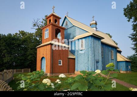Alte Holzkirche der Heiligen Peter und Paul im Dorf Valevka, Bezirk Novogrudok, Region Grodno, Weißrussland. Stockfoto