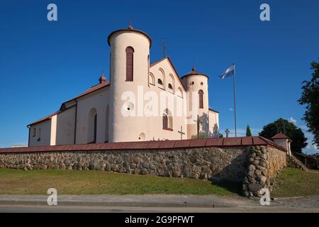 Alte alte katholische Kirche des Hl. Johannes des Täufers in Kamai, Bezirk Postawy, Region Vitebsk, Weißrussland. Stockfoto