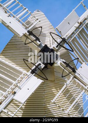 Nahaufnahme des Drehkreuzes und der Segel einer Windmühle Oldland Mill im Dorf Keymer, West Sussex, Großbritannien Stockfoto