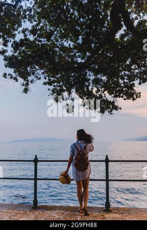 Junge hübsche Frau, die am Seemai entlang läuft Stockfoto
