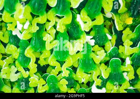 Grüner und weißer Gummy-Süßigkeitenfrosch. Marmelade, Toffee Stockfoto