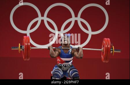 Tokio, Japan. Juli 2021. Die kubanische Marina de la Cari Rodriguez mit Jan beginnt ihren erfolgreichen Lift von 123 kg im Clean and Jerk während des 64 kg schweren Gewichtheben-Wettbewerbs der Frauen bei den Olympischen Spielen 2020 in Tokio, Dienstag, 27. Juli 2021, Japan. Foto von Mike Theiler/UPI Credit: UPI/Alamy Live News Stockfoto