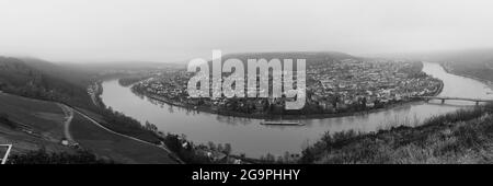 Panorama der Mosel und der Stadt Bernkastel-Kues in schwarz-weiß, Deutschland Stockfoto