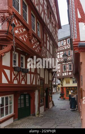 Straße in der Stadt Bernkastel mit Fachwerkhäusern, Deutschland Stockfoto