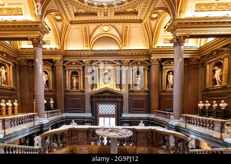 CAMBRIDGE ENGLAND FITZWILLIAM MUSEUM EINGANGSHALLE MIT STATUEN Stockfoto