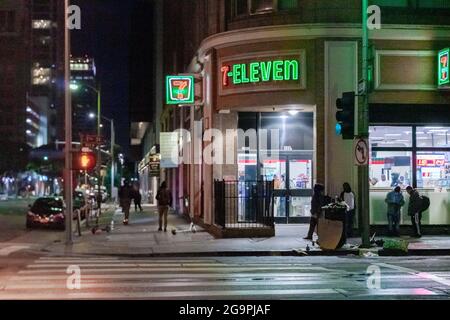 7-Eleven Einzelhandelsgeschäft beleuchtet in der Nacht, 500 W. 7th Street, Downtown Los Angeles, California, USA. Stockfoto