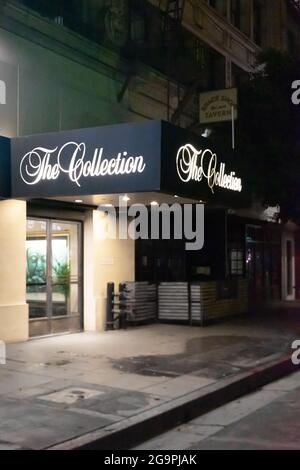 Außenansicht der Sammlung, 24-Stunden-Coworking und Bürofläche, nachts beleuchtete Schilder, 527 W 7th St, Los Angeles, CA, USA Stockfoto