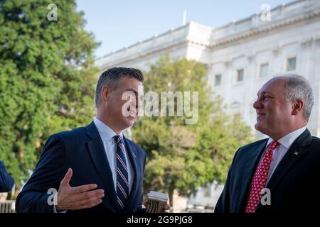 Washington, Vereinigte Staaten Von Amerika. Juli 2021. Der US-Repräsentant Jim Banks (Republikaner von Indiana), links, spricht vor einer Pressekonferenz zum 1/6 Select Committee vor dem US-Kapitol in Washington, DC, am 26. Juli 2021 mit der Minderheit des US-Repräsentantenhauses, dem Whip Steve Scalise (Republikaner von Louisiana). Quelle: Rod Lampey/CNP/Sipa USA Quelle: SIPA USA/Alamy Live News Stockfoto