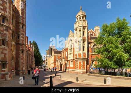 CAMBRIDGE ENGLAND ST JOHN'S COLLEGE UND DIE ALTE GÖTTLICHKEITSSCHULE IM SOMMER Stockfoto