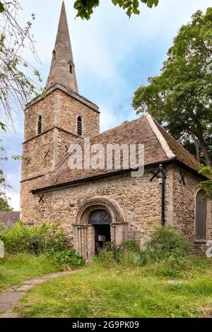 CAMBRIDGE ENGLAND ST. PETER'S KIRCHE SCHLOSSSTRASSE MIT UNGEPFLEGTEN GARTEN UND RASEN IM SOMMER Stockfoto