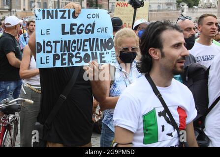 Rom, Italien. Juli 2021. Rom, Protest gegen den von IO Apro organisierten Grünen Pass Bild: Kredit: Independent Photo Agency/Alamy Live News Stockfoto