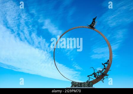 Das Denkmal der „Jonathan Livingston Möwe“ an der South Pier Promenade von San Benedetto del Tronto, Italien Stockfoto