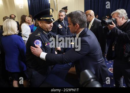 Washington, Usa. Juli 2021. Der republikanische Repräsentant aus Illinois, Adam Kinzinger (R), begrüßt Sgt. Aquilino Gonell von der US Capitol Police nach Mitgliedern des Select Committee zur Untersuchung des Angriffs vom 6. Januar auf das US Capitol im Canon House Office Building in Washington, DC am Dienstag, dem 27. Juli 2021. Etwa 140 Polizisten wurden verletzt, als sie von den Anhängern des ehemaligen Präsidenten Donald Trump mit Füßen getreten wurden, die die Präsidentschaftswahlen 2020 stürzen wollten. Fünf Menschen starben. Pool Photo von Jim Lo Scalzo/UPI Credit: UPI/Alamy Live News Stockfoto