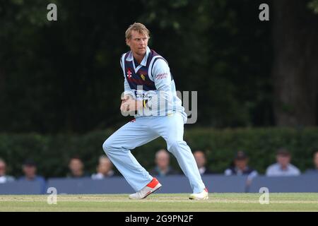 RADLETT, GROSSBRITANNIEN. 27. JULI Scott Borthwick aus Durham reagiert am Dienstag, den 27. Juli 2021, während des Royal London One Day Cup-Spiels zwischen dem Middlesex County Cricket Club und dem Durham County Cricket Club in Cobden Hill, Radlett. (Kredit: Will Matthews | MI News) Kredit: MI News & Sport /Alamy Live News Stockfoto