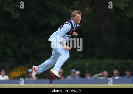 RADLETT, GROSSBRITANNIEN. 27. JULI Scott Borthwick von Durham bowls während des Royal London One Day Cup-Spiels zwischen Middlesex County Cricket Club und Durham County Cricket Club in Cobden Hill, Radlett am Dienstag, 27. Juli 2021. (Kredit: Will Matthews | MI News) Kredit: MI News & Sport /Alamy Live News Stockfoto