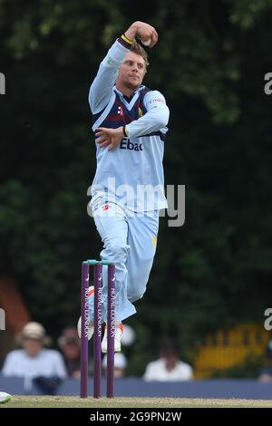 RADLETT, GROSSBRITANNIEN. 27. JULI Scott Borthwick von Durham bowls während des Royal London One Day Cup-Spiels zwischen Middlesex County Cricket Club und Durham County Cricket Club in Cobden Hill, Radlett am Dienstag, 27. Juli 2021. (Kredit: Will Matthews | MI News) Kredit: MI News & Sport /Alamy Live News Stockfoto