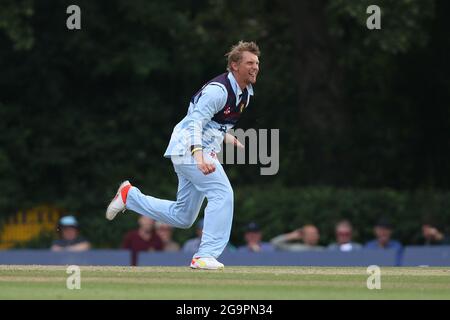 RADLETT, GROSSBRITANNIEN. 27. JULI Scott Borthwick von Durham bowls während des Royal London One Day Cup-Spiels zwischen Middlesex County Cricket Club und Durham County Cricket Club in Cobden Hill, Radlett am Dienstag, 27. Juli 2021. (Kredit: Will Matthews | MI News) Kredit: MI News & Sport /Alamy Live News Stockfoto