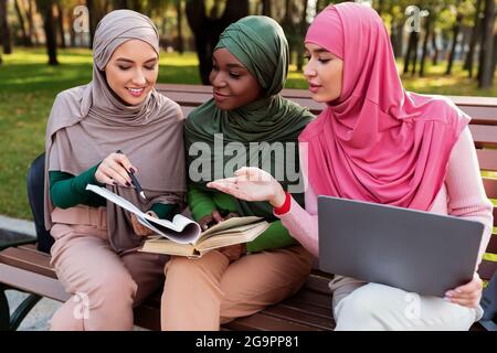 Gruppe Moderner Muslimischer Studenten Damen Lernen Bücher Draußen Lesen Stockfoto