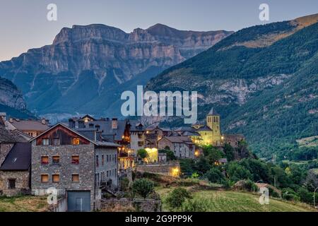 Das schöne Dorf Torla in den spanischen Pyrenäen bei Nacht Stockfoto