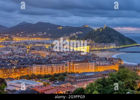 San Sebastian an der baskischen Küste in Spanien bei Nacht Stockfoto