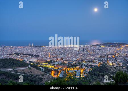 Nachtansicht von Barcelona von der Collserola Bergkette bei Vollmond Stockfoto