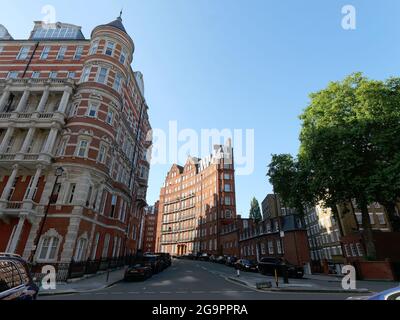 London, Greater London, England, Mai 28 2022: Gehobtes Apartmentgebäude in der Kensington Gore Street in Kensington, in der Nähe der Prince Consort Road. Stockfoto