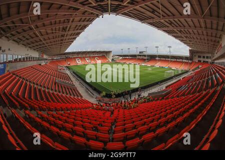 Blackpool, Großbritannien. Juli 2021. Eine allgemeine Ansicht von Bloomfield Road vor diesen Abenden Pre-Season Friendly, Blackpool / Burnley in Blackpool, Großbritannien am 7/27/2021. (Foto von Mark Cosgrove/News Images/Sipa USA) Quelle: SIPA USA/Alamy Live News Stockfoto