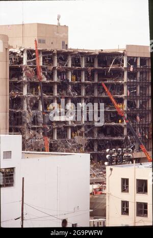 Terrorismus und Katastrophen: ©1995 nach dem Bombenanschlag von Oklahoma City auf das Murrah Federal Building am 19. April 1995, 9:02AM, bei dem 168 Menschen getötet und fast 700 Menschen verletzt wurden. Stockfoto