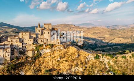 Luftaufnahme des mittelalterlichen Steindorfes, das höchste Dorf in der Madonie-Bergkette, Sizilien, Italien.Kirche Santa Maria di Loreto bei Sonnenuntergang.malerisch Stockfoto