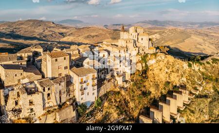 Luftaufnahme des mittelalterlichen Steindorfes, das höchste Dorf in der Madonie-Bergkette, Sizilien, Italien.Kirche Santa Maria di Loreto bei Sonnenuntergang.malerisch Stockfoto