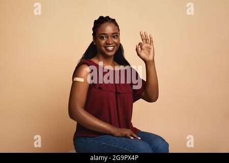 Positive junge afroamerikanische Frau wurde geimpft Stockfoto
