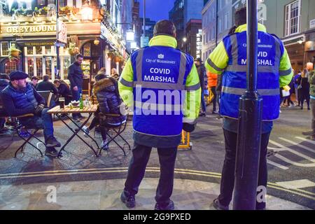 Covid-Marschalls bei Nacht auf Patrouille in der Old Compton Street, Soho. London, Großbritannien, April 2021. Stockfoto