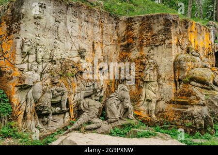 Kuks, Tschechische Republik - 23. Mai 2021.Brauns Bethlehem. Eine Gruppe von Skulpturen und Reliefs, die vom berühmten Autor Matyas Braun in den Fels gehauen wurden Stockfoto