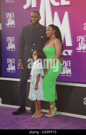 LeBron James, Savanna Brinson, Zhuri Nova James 07/12/2021 die Weltpremiere von „Space Jam: A New Legacy“ fand im L.A. statt Live Regal Cinemas in Los Angeles, CA Foto von Izumi Hasegawa / HNW/PictureLux Stockfoto