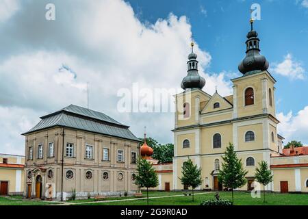 Kraliky, Tschechische Republik - Juli 12,2021. Berg der Heiligen Mutter mit grünem Innenhof und barockem Hedec-Kloster in Ostböhmen.berühmte Wallfahrt sitzen Stockfoto