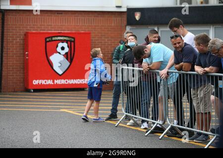 Bournemouth, Großbritannien. Juli 2021. Fans warten während des Freundschaftsspiels zwischen AFC Bournemouth und Chelsea FC im Vitality Stadium in Bournemouth, England Credit: SPP Sport Press Foto. /Alamy Live News Stockfoto